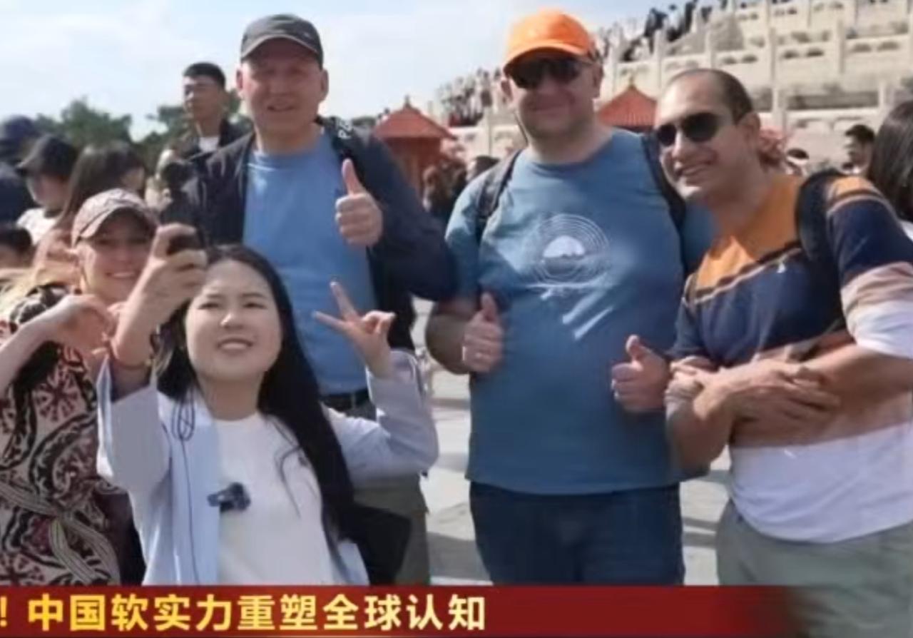 镜头里，外国游客在北京地标前开心合影，德国游客马丁带着满是“北京欢迎你”的文创周