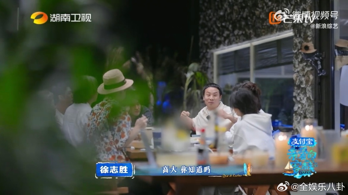 内娱最真实的情感名场面！徐志胜聊和爸爸的拥抱，王传君当场红眼眶，原来真诚永远能打