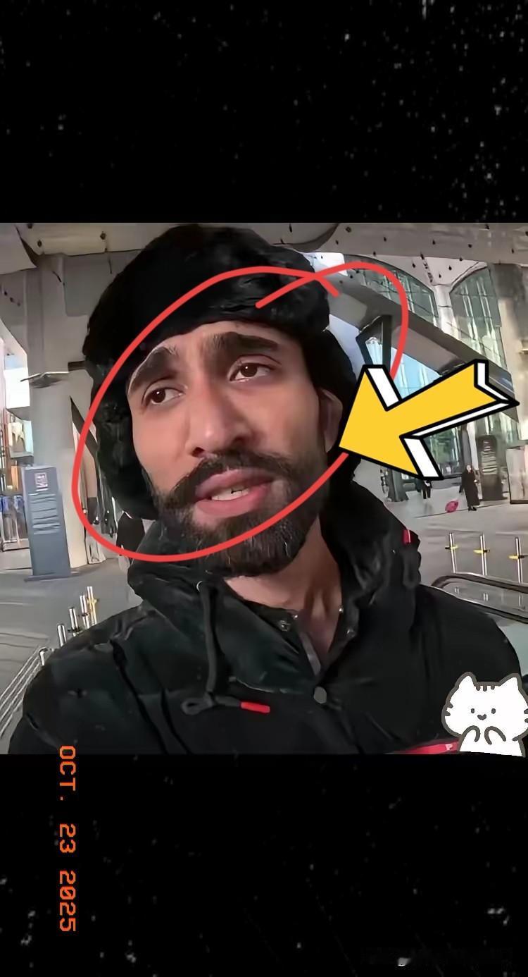 还想逃票，门都没有！
你猜那印度网红掏钱包时手抖不抖？
我赌他心里打鼓——毕竟在