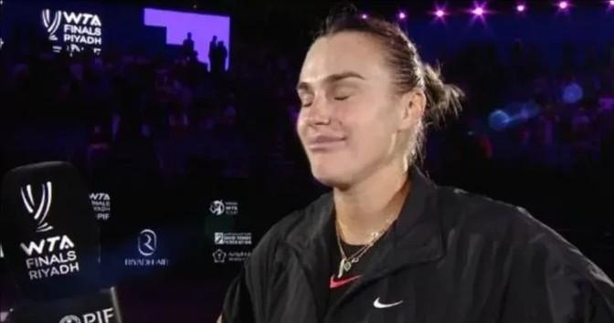 萨巴伦卡这次又2-0拿下了郑钦文，不过赛后她的话可真有水平。首先她说，虽然自己已