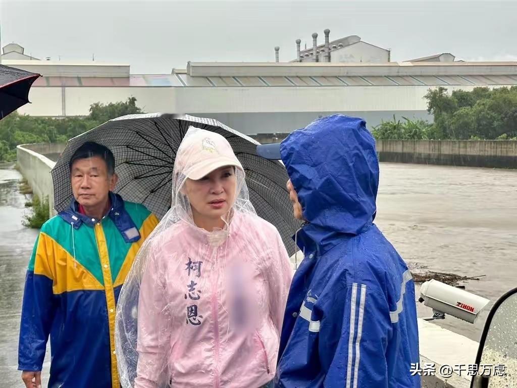 连日来，豪雨狂炸高雄，柯志恩冲往第一线冒雨查看灾情，全身湿透，有台媒称其神似当年