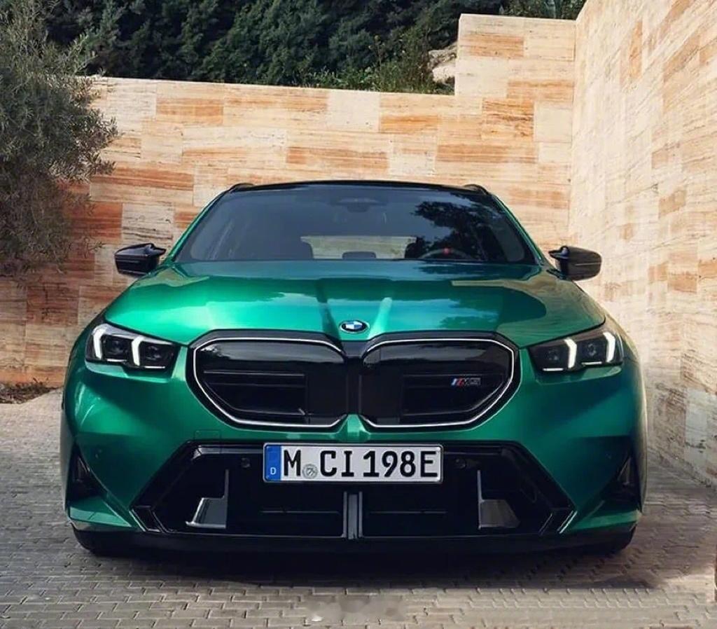 全新M5 Touring官图曝光[色][色]这颜值炸裂吗？旅行版帅还是轿车版本帅