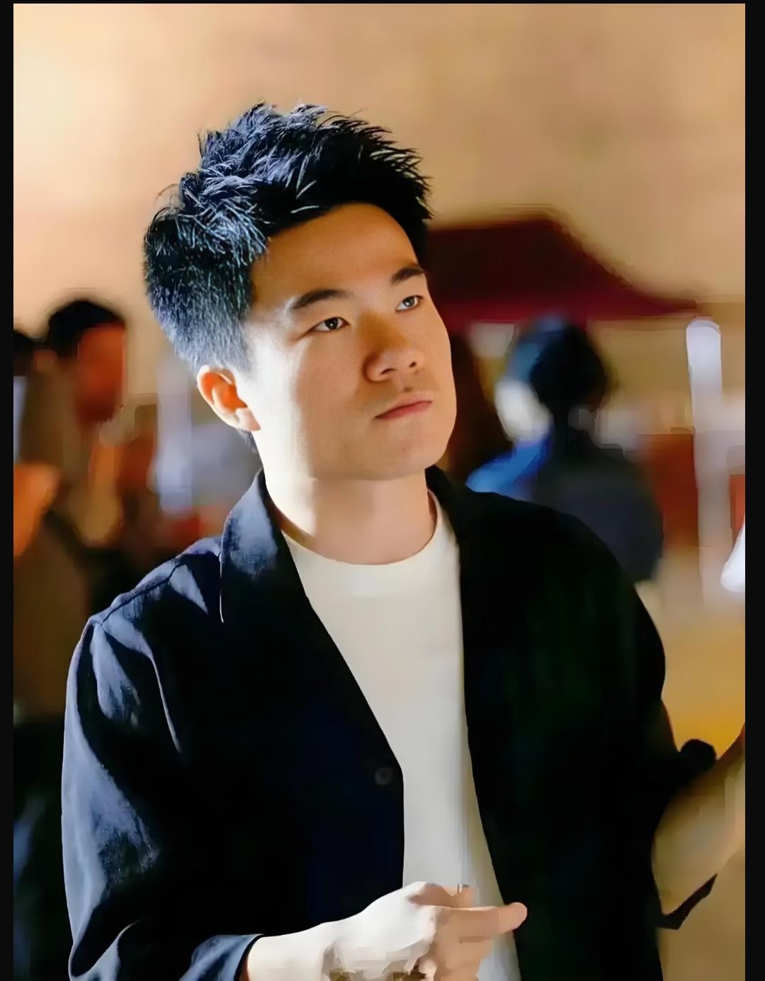 董宇辉的内心强大到什么程度?
面对全网围攻与恶意抹黑，他不辩解、不回怼、不内耗。