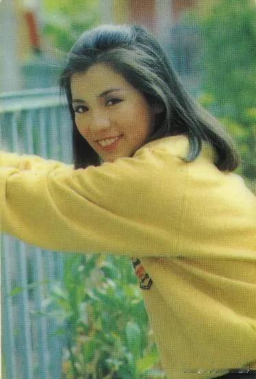 青春洋溢的笑容，温暖如阳光。🌞💛翁美玲