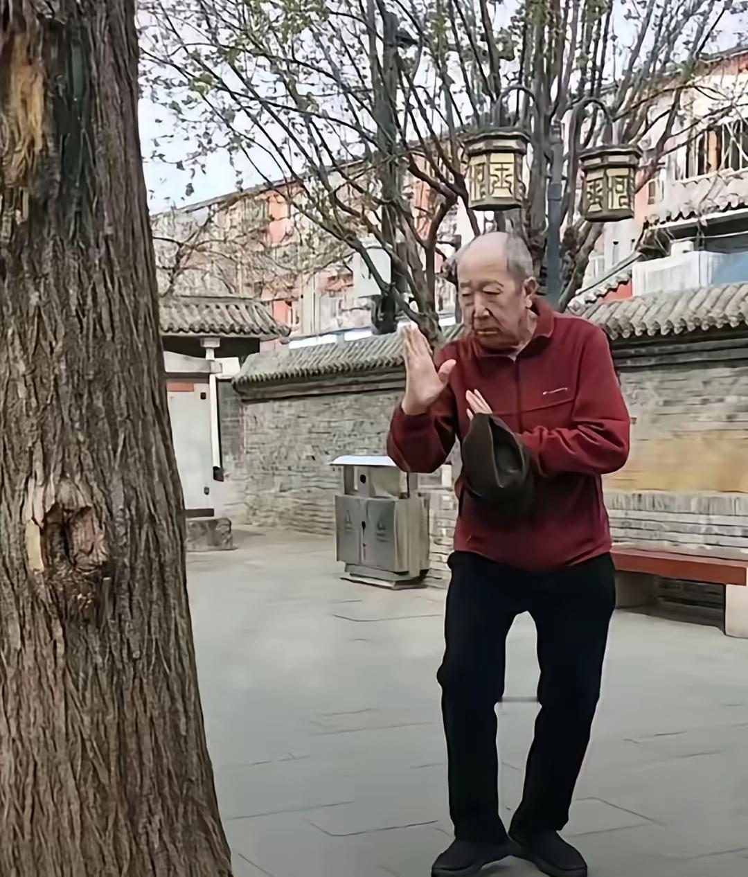 王铎：雷恪生也开始打太极拳了。叫我说，这么大年纪了，还有病，没有必要。自由活动一
