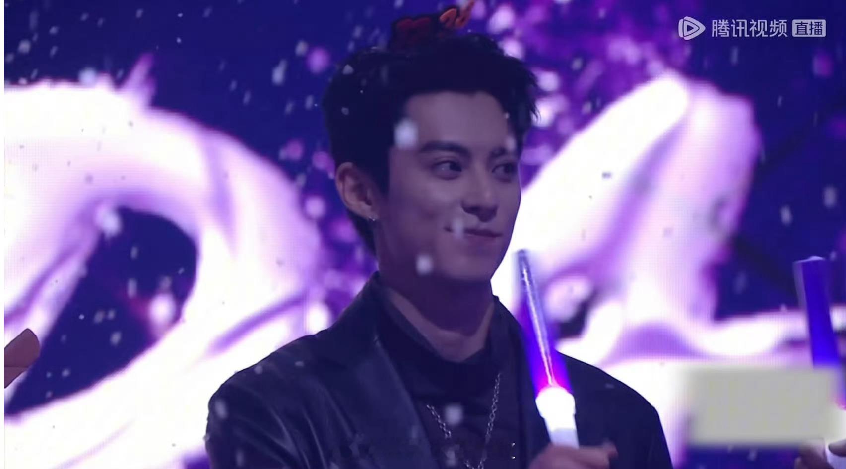 田曦薇推蛋糕为王鹤棣庆生  田曦薇穿紫色裙子为王鹤棣庆生  今天的甜都是你们两个