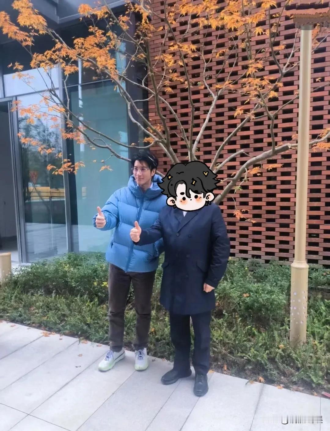 感觉王力宏，是全网最没有物质欲的明星，他是真的毫无偶像包袱。
他现身浙江萧山，穿