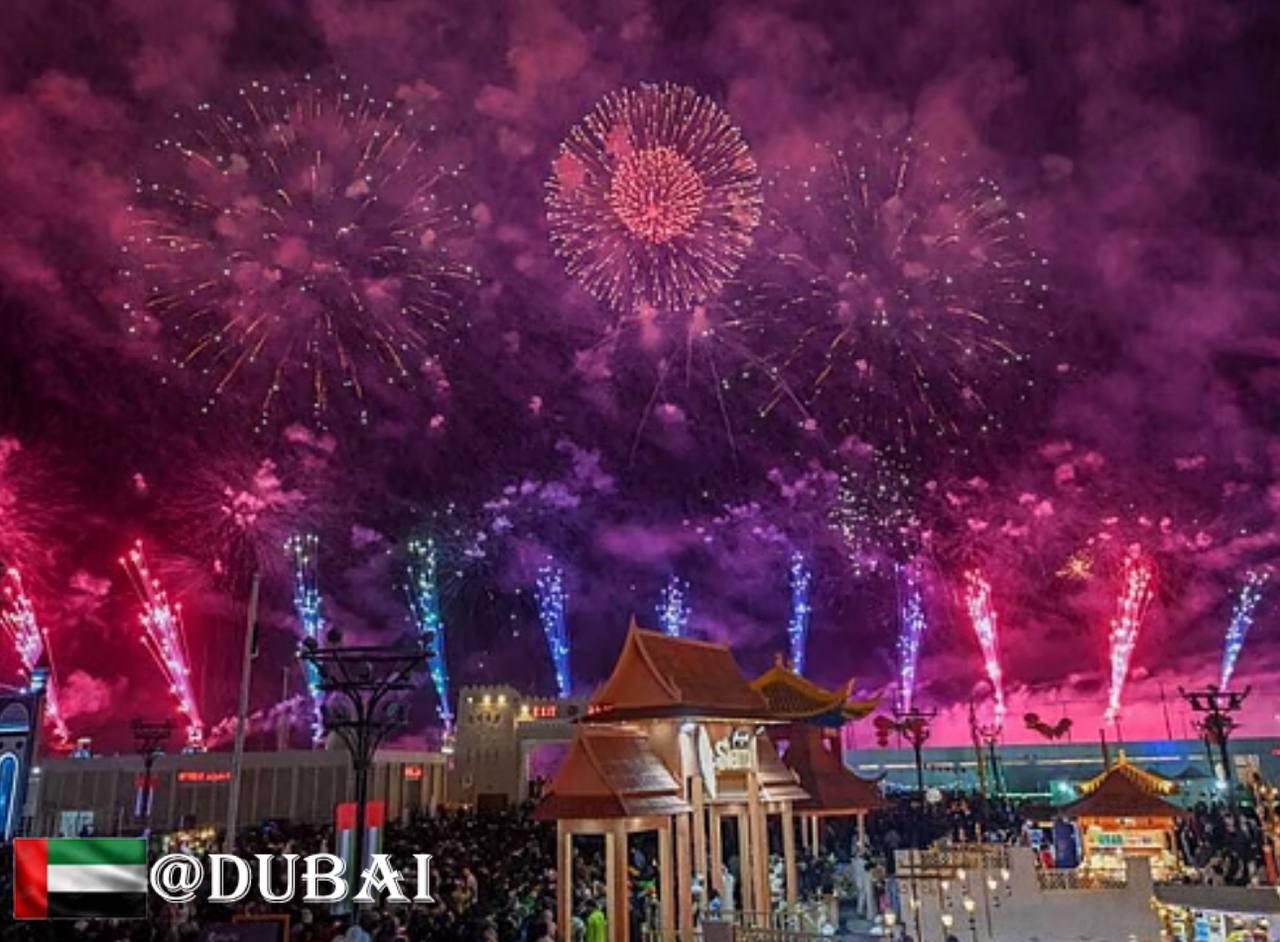 谢赫扎耶德节跨年夜——瓦特巴广场将上演62分钟烟花表演和6500架无人机航拍秀