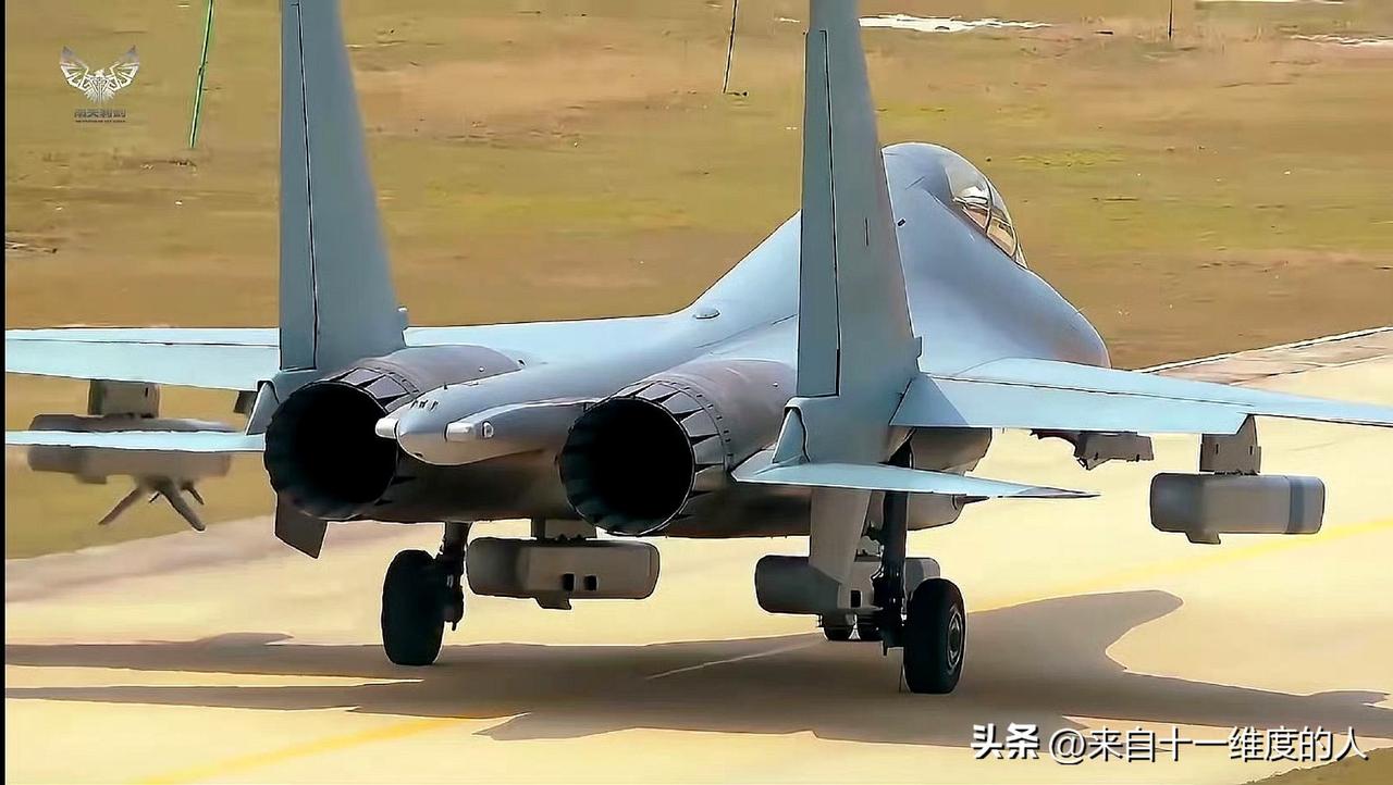 南部空军近日发布的视频中，歼16D也参加了黄岩岛的战备警巡，显然这不是给菲猴准备