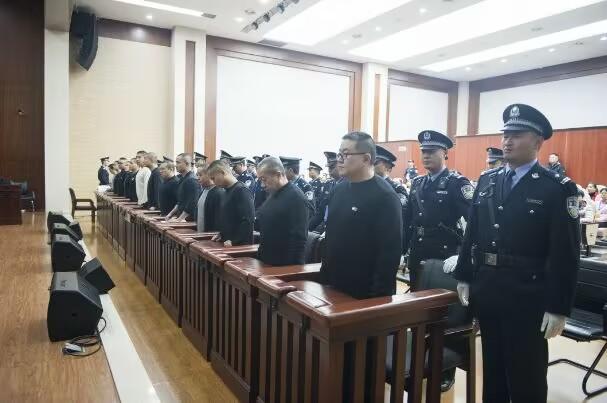 这案子不是什么传奇，就是一条条程序被踩碎的过程。
1994年他强奸后只判三年，人