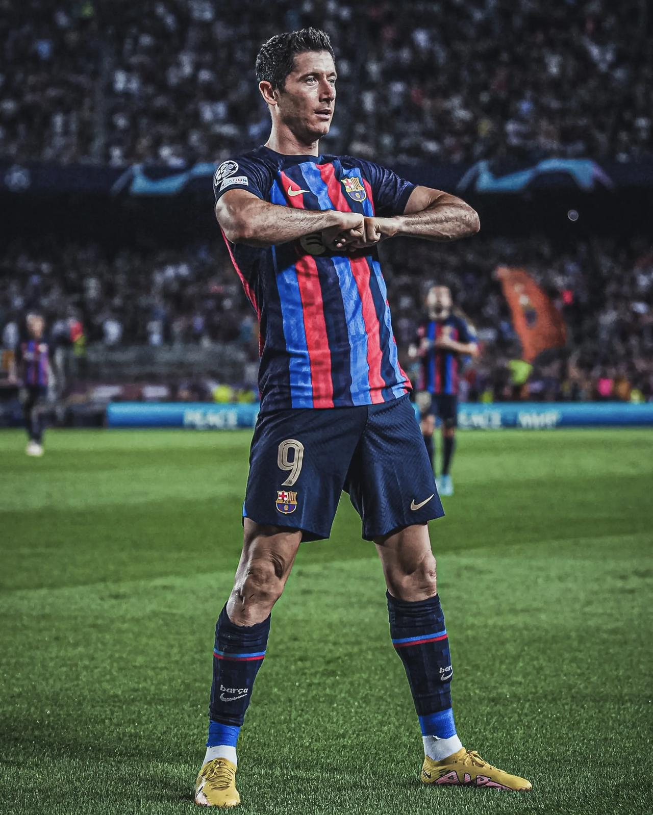 天空体育的报道，尤文可能演讲签下莱万，不过这是弗拉霍维奇无法续约的情况下。
38