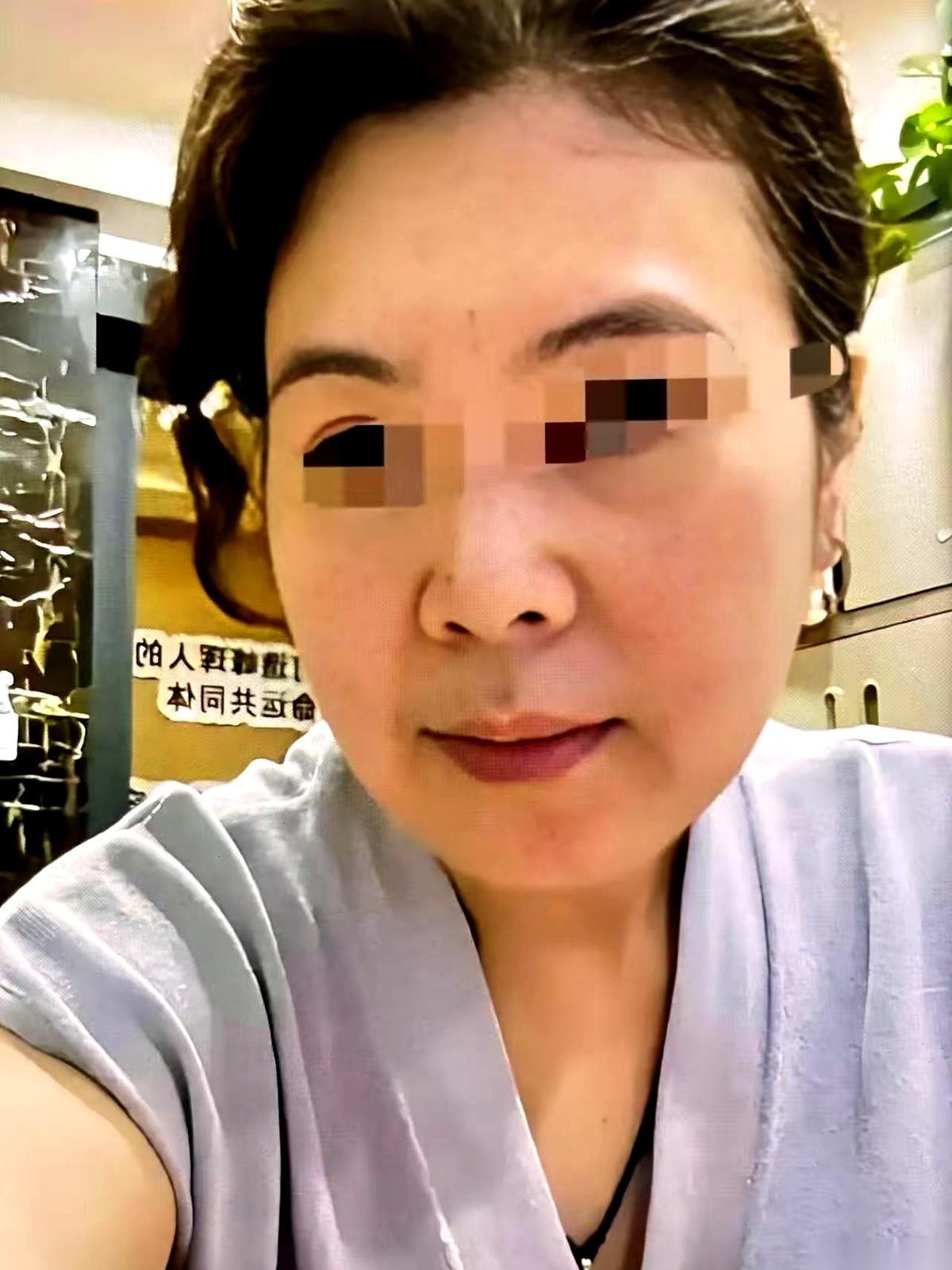电梯门刚合上，一句阴阳怪气的话就砸在了轿厢的铁皮上：“叫她天天发朋友圈得瑟，这回