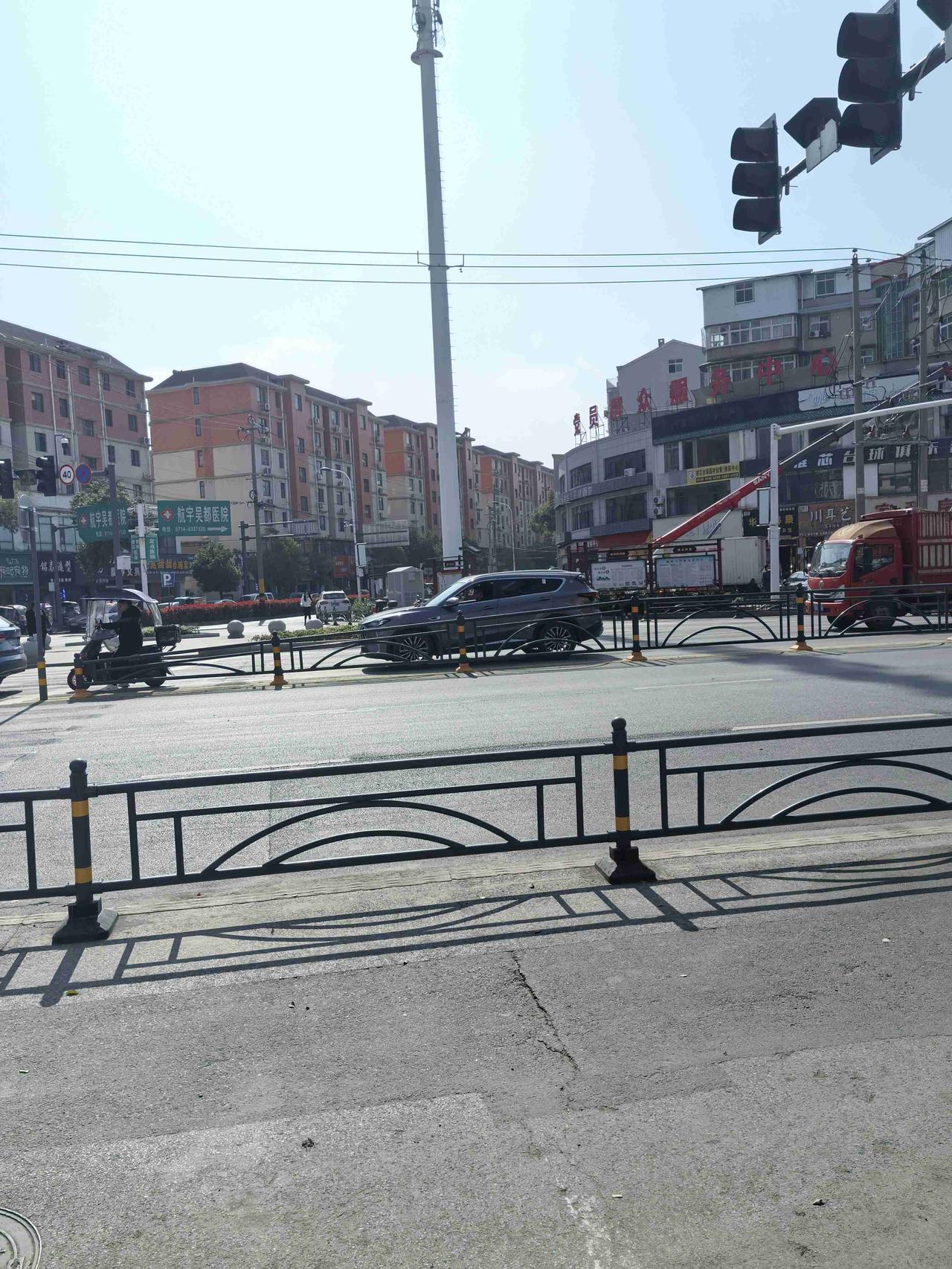 带定位晒今日生活 今日心情轻松愉快，鄂州街头阳光正好。走在街头，感受着晴天带来的