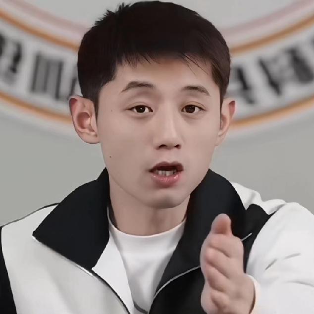 张继科在直播中直言：“马龙的接发球千变万化，全世界独一份！”
 
他犀利指出：樊