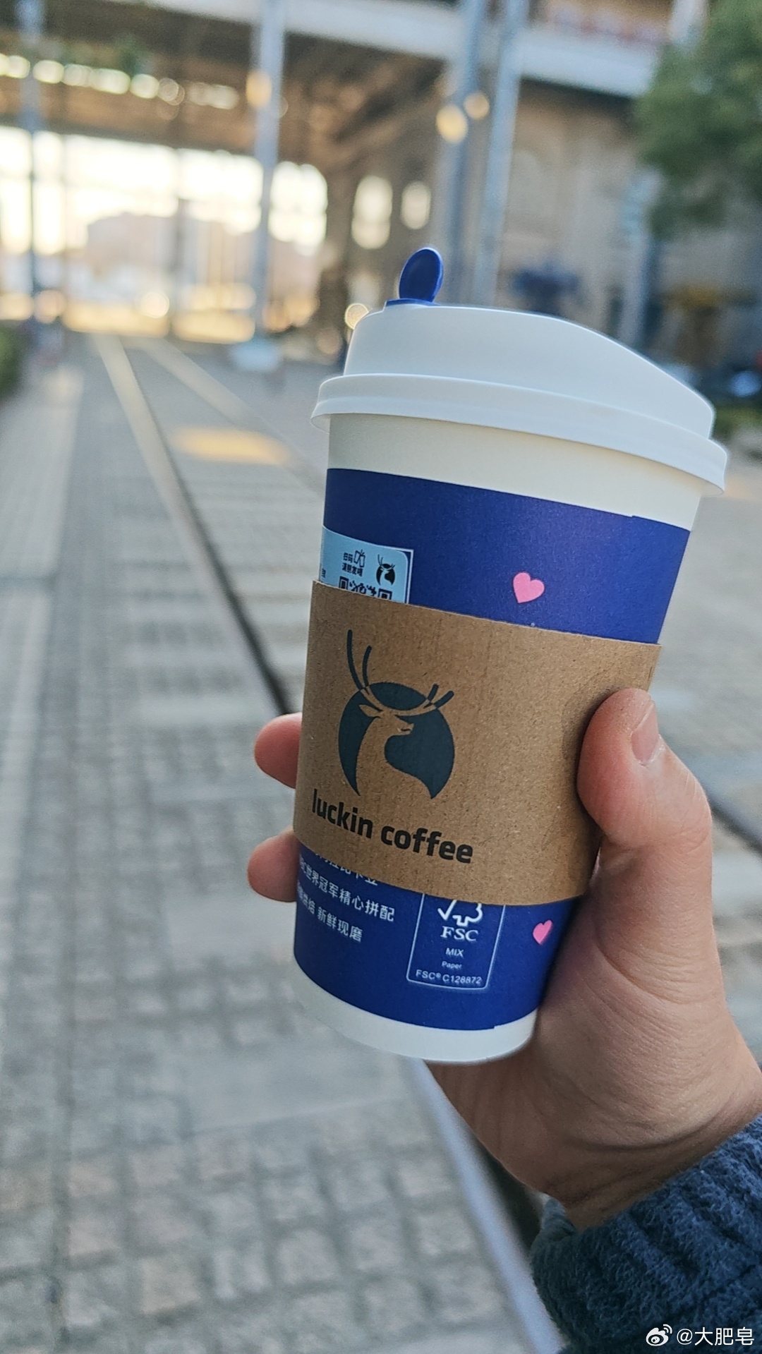 瑞幸回应杯套出现错别字 这两天刚买了一杯瑞幸，好像确实有线条小狗。不过杯套没有，