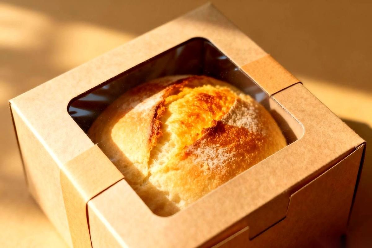 “帮我带个快递。”老板靠在办公室门框上，叫住了正要去楼下买面包的我。
我停住脚：