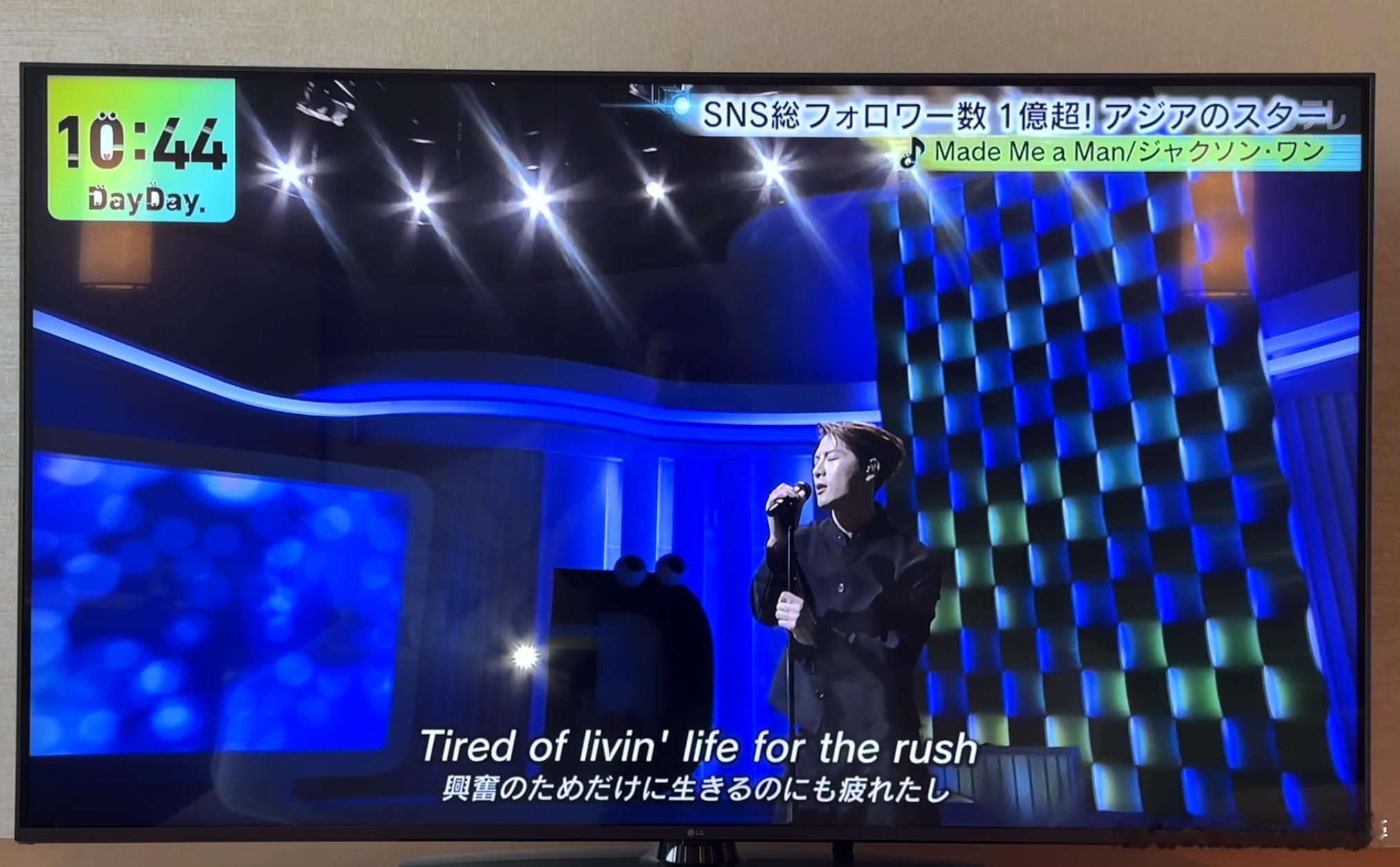 打开日本电视台看到王嘉尔 看在日本DayDay的表现，我差点被帅晕！演唱《Mad