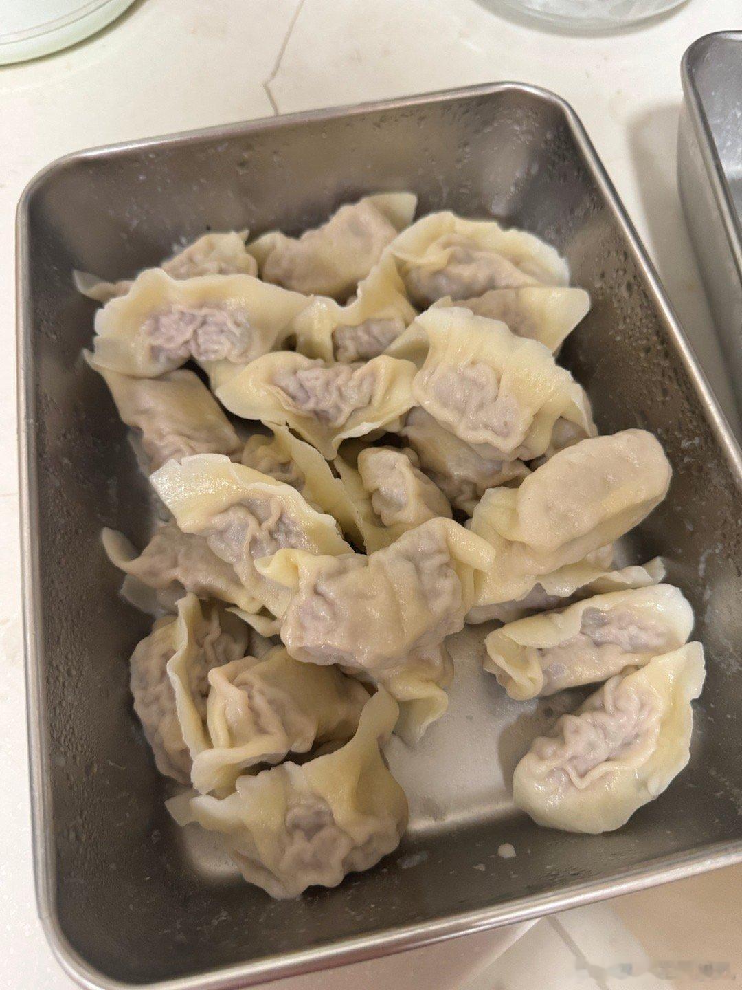 六点半起来热水饺，狗子还在呼呼大睡。热好了再去叫他俩起来吃饭，吃完带去撒尿拉粑粑