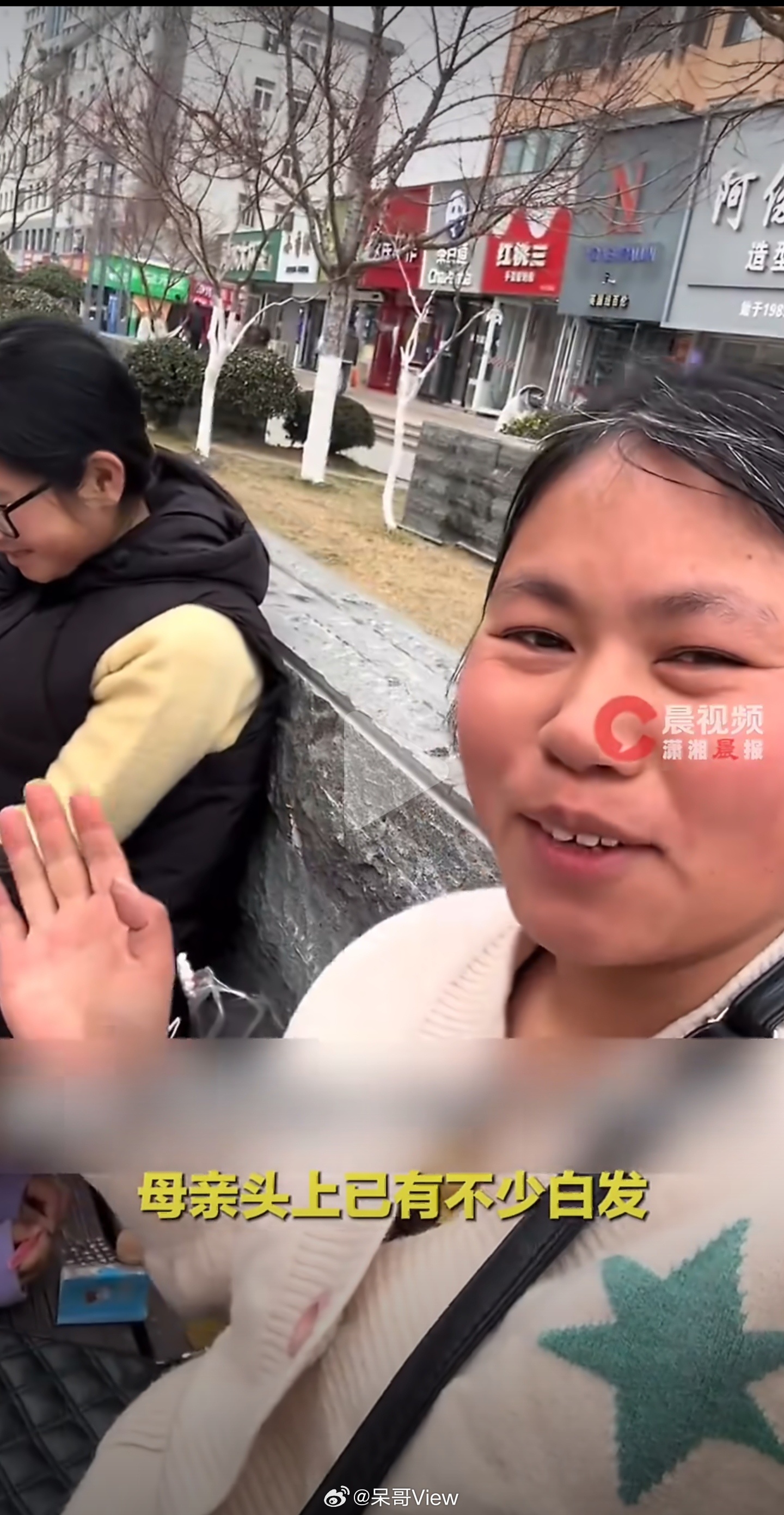 母亲带女儿买鞋在店门口犹豫半小时眼睛尿尿了，很多人觉得一双鞋不值五百，但母亲只是