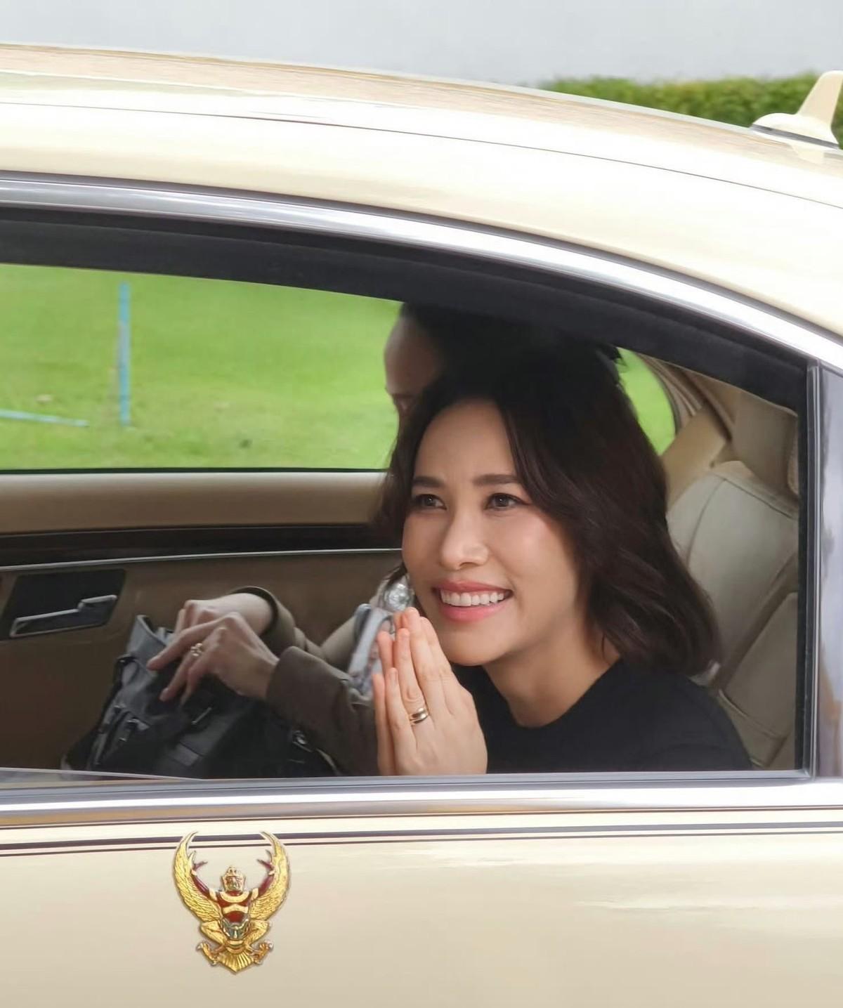 难怪当年诗妮娜贵妃能艳压群芳，独获玛哈的心，现如今看，诗妮娜依旧是王现在女人里最