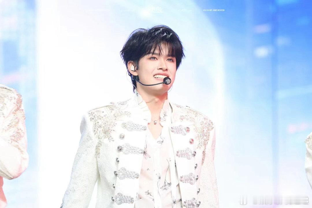 张极直播 张极直播里的状态太真实了，不刻意营业也不敷衍了事。回答问题认真又真诚，