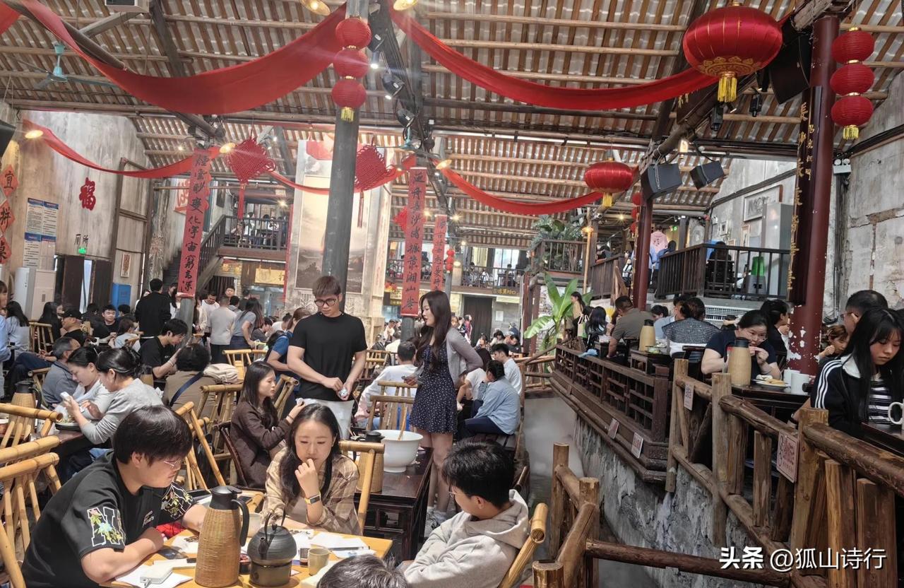 老巷茶香   ［文｜狐山诗行］
 
青石板路被岁月磨得温润光滑，顺着蜿蜒的老巷静