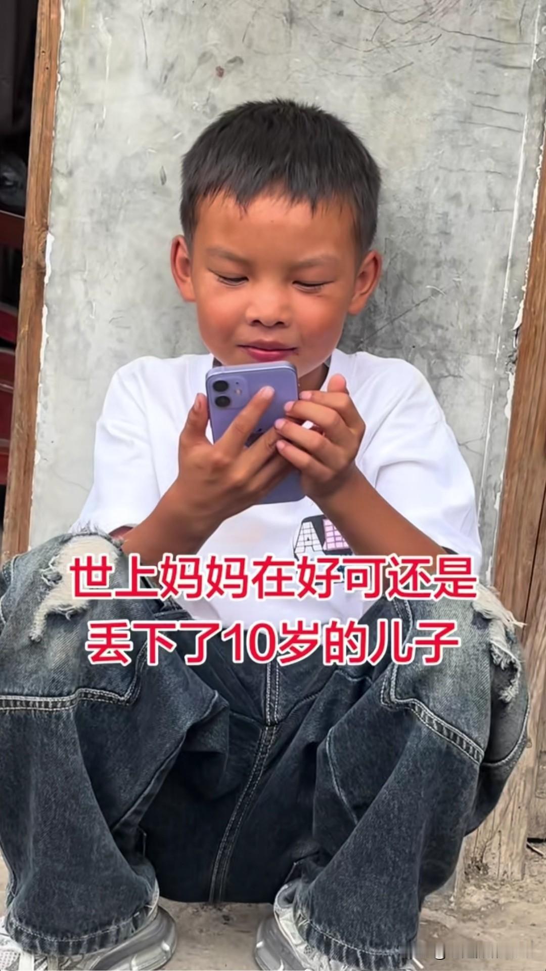 云南杨玉敏离世了，儿子拿着手机唱世上只有妈妈好，孩子正是需要妈妈的年龄，34岁的