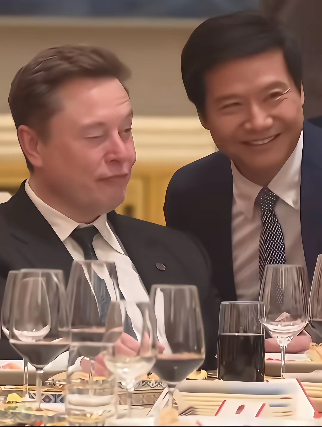 笑不活了😂 雷军本来妥妥想拍张合影发圈，结果被拍照的直接给整翻车了！ 