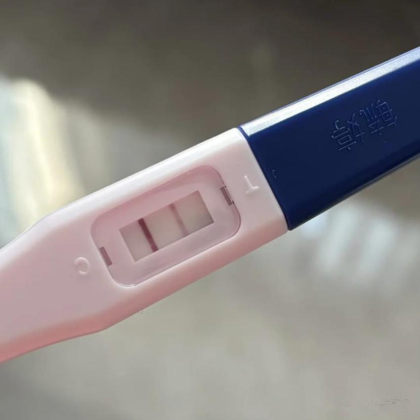 验孕棒第二条线签到几乎看不见，是怀孕吗？

今天一位年25岁的女性来就诊，她说发