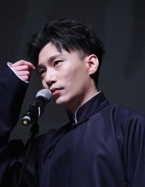 何九华宣布当爸何九华承认有孩子 德云社相声演员在德云社节目中宣布当爸，承认有一个