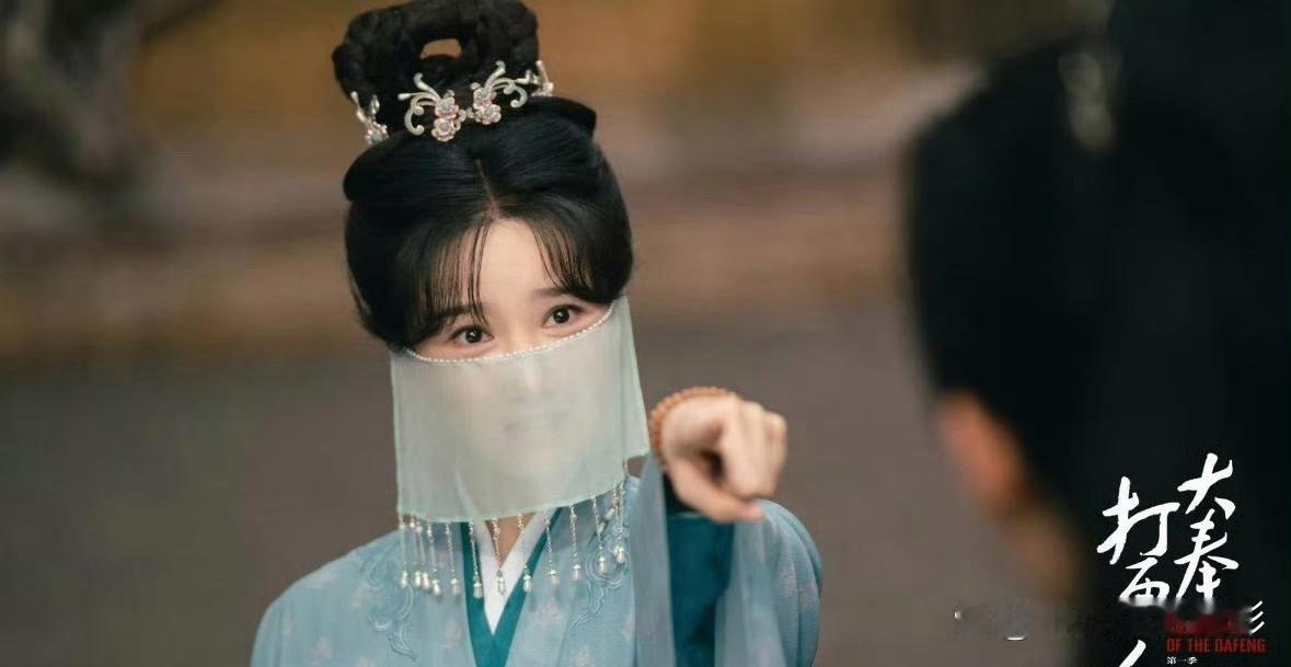 陈小纭在《大奉打更人》里就是大奉拽妃，一上来第一句台词就是“没事滚吧”…… 