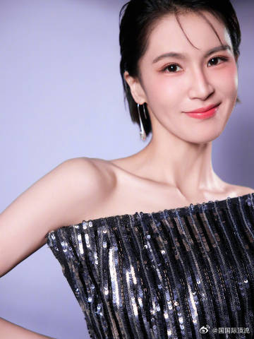 被曾沛慈五公造型拿捏了曾沛慈音符写真复刻舞台乘着浪潮奏响乐章，写真完美贴合舞台文