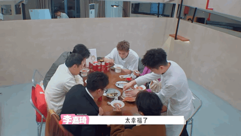 李嘉琦对着一饭封神冠军一直哇一饭封神什么时候请李嘉琦去吃 各式美味轮番登场，精湛