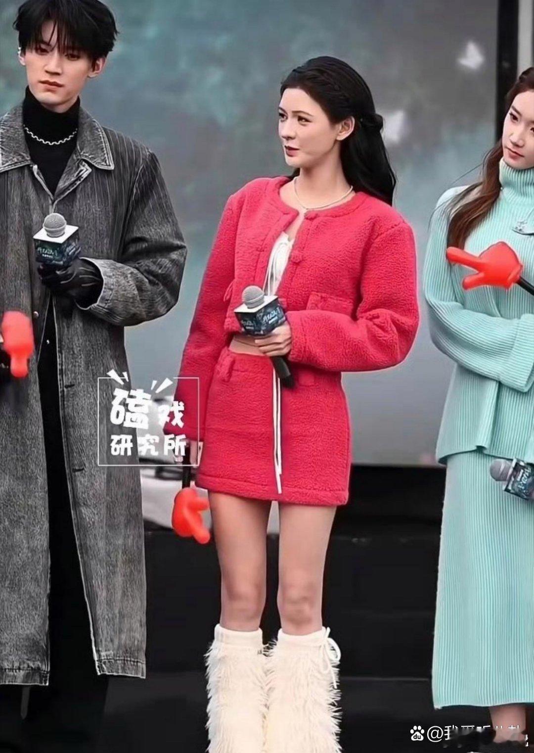 女明星都挺抗冻啊！？张予曦这腿都冻青了…… 