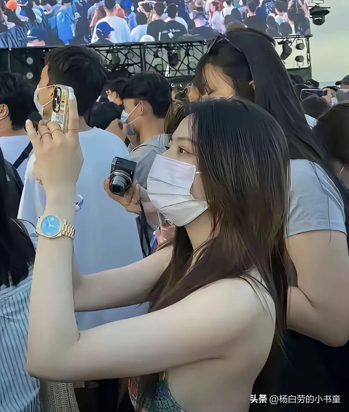 演唱会上美女在拍明星
我却被她吸引
拿出相机拍照留念