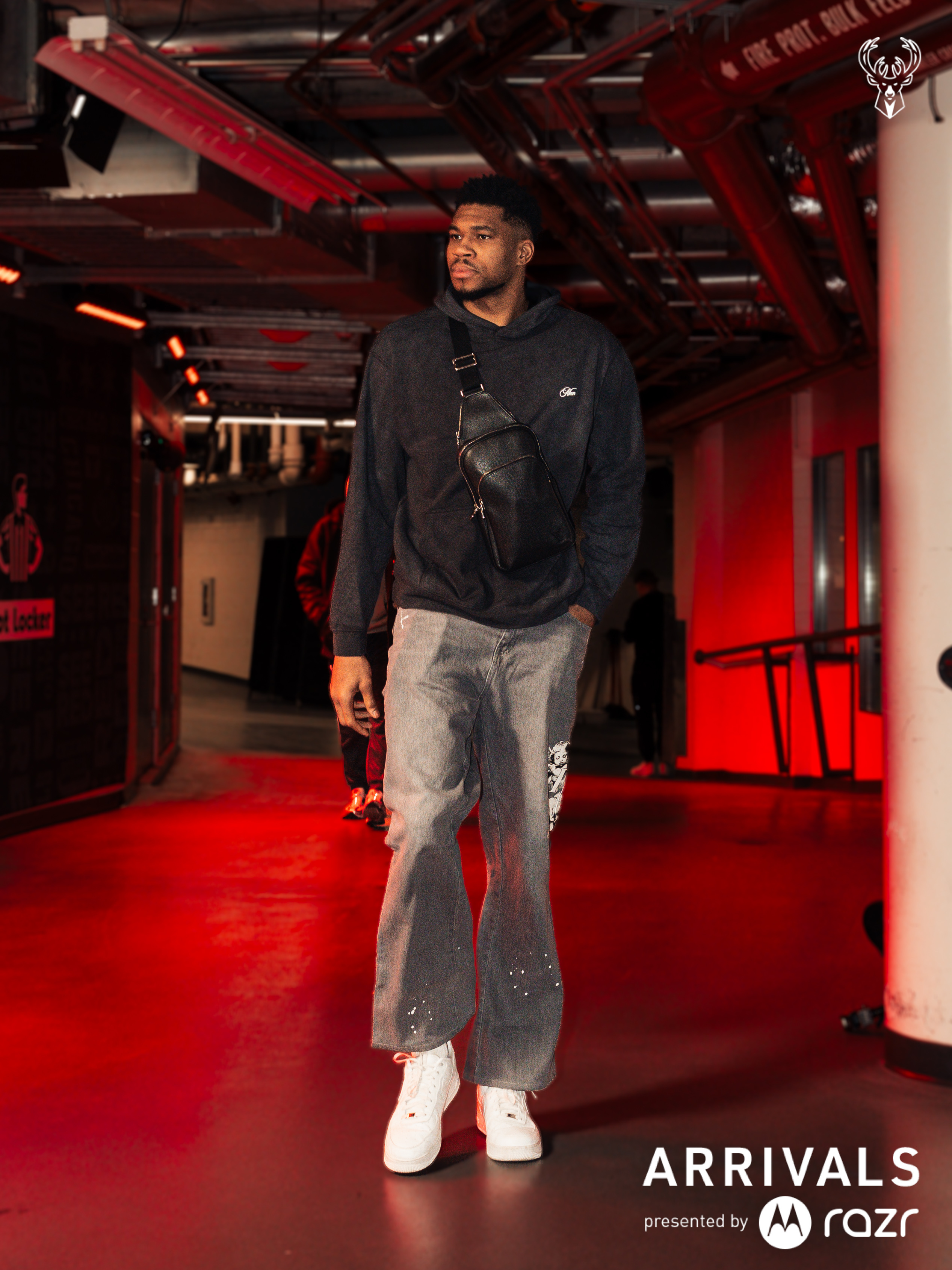 雄鹿官方发布字母抵达芝加哥联合中心的入场图，根据此前TA的雄鹿跟队记者埃里克·纳