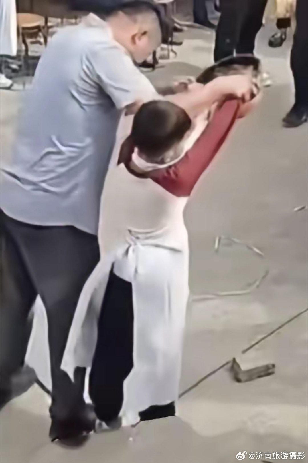 俺村出了件新鲜事儿街坊家的姐姐病逝了。昨天，街坊将姐姐葬在了自家祖坟。帮忙的议论