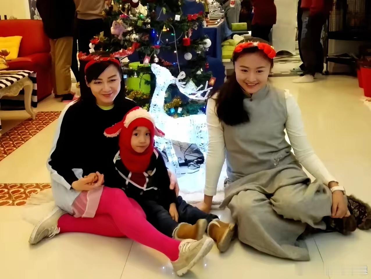曾经的国民女神，如今定居美国多年，也开始入乡随俗了，开始跟美国人一起过圣诞节了！