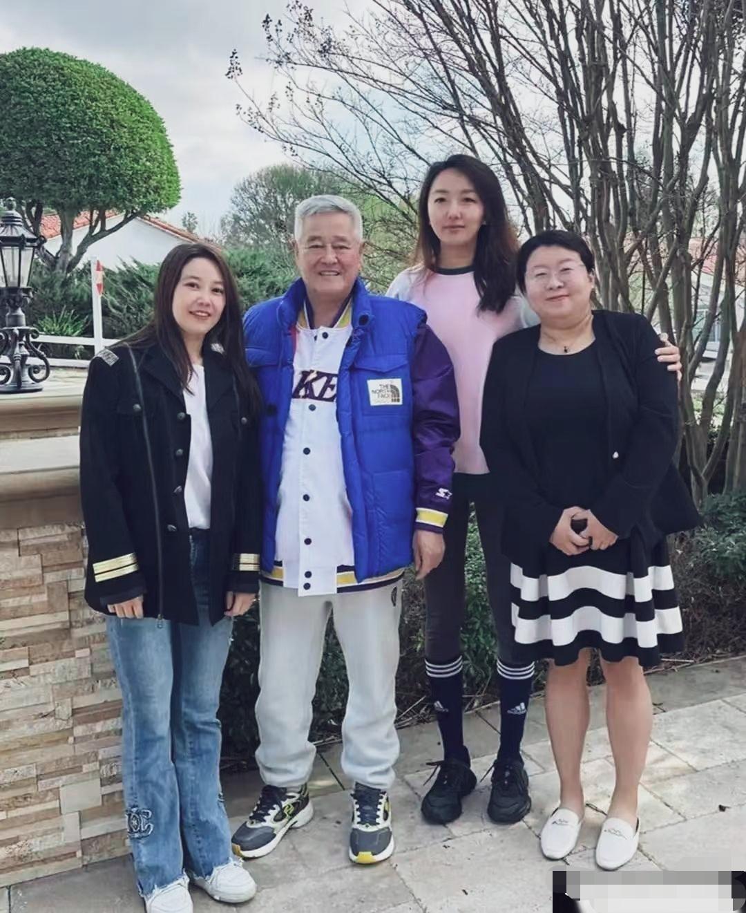 赵本山美国加州合影与三位女士合影！
赵本山穿搭蓝色羽绒马甲，内搭运动球衣，浅灰运