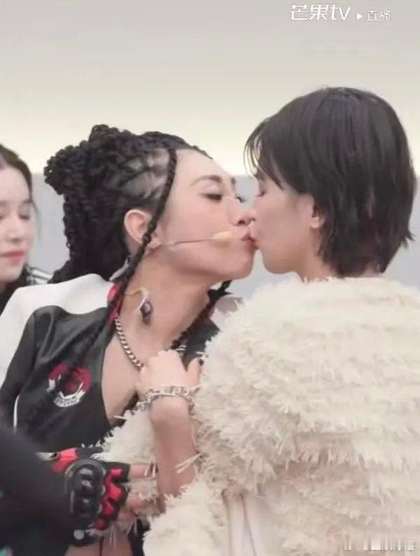 淡淡和曾佩慈亲上了 老年人卖的好心酸