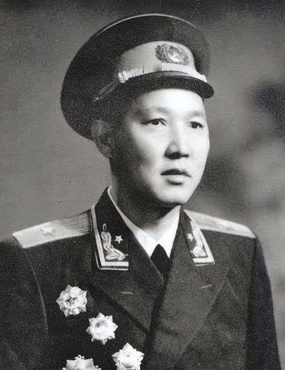 1951年，铁原阻击战结束后，63军军长傅崇碧陷入昏迷，醒来后，他看到彭德怀就在