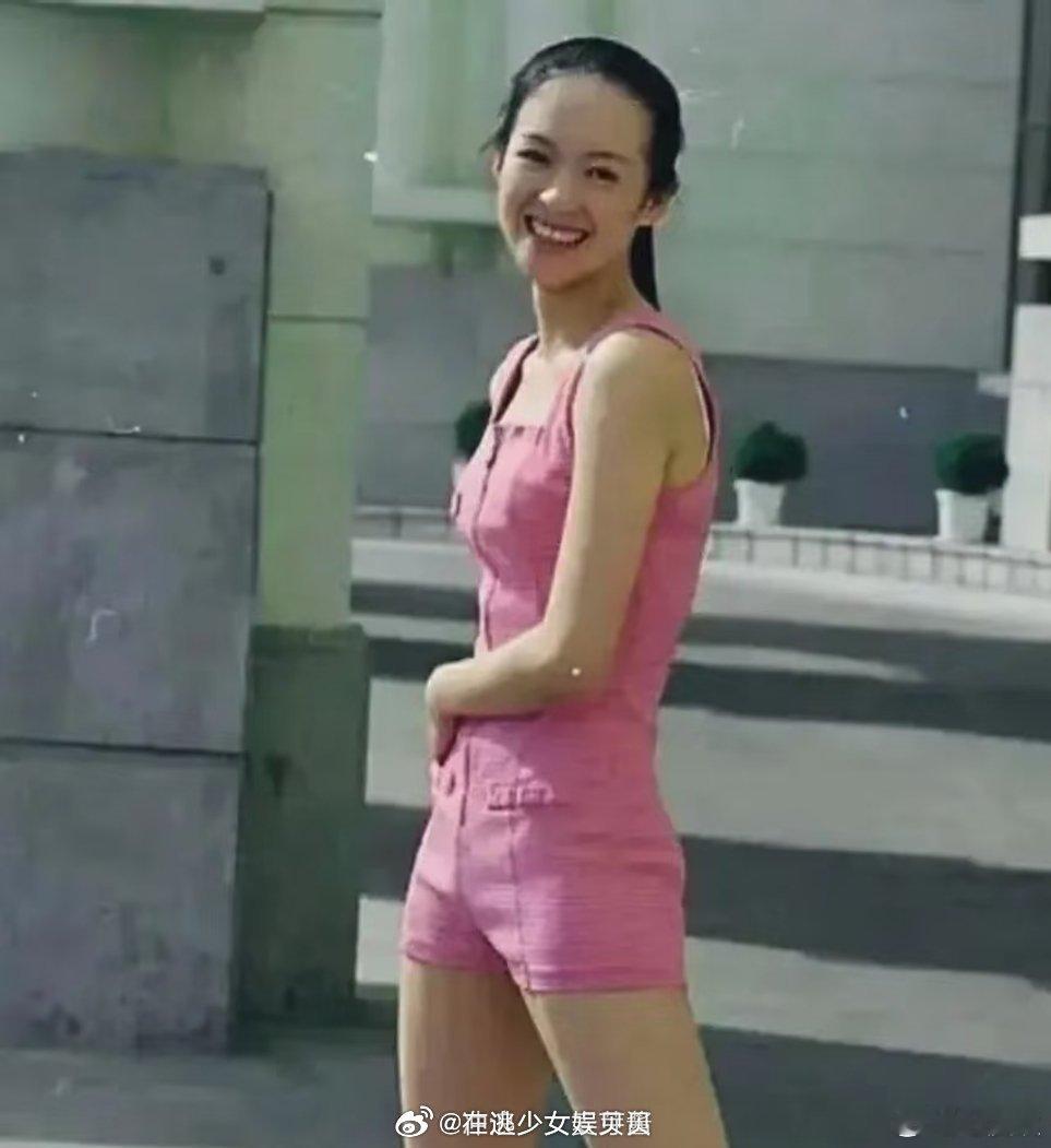 章子怡大学时候的照片，知道为啥她能成国际章了。打小就长得漂亮，一双大长腿又细又长
