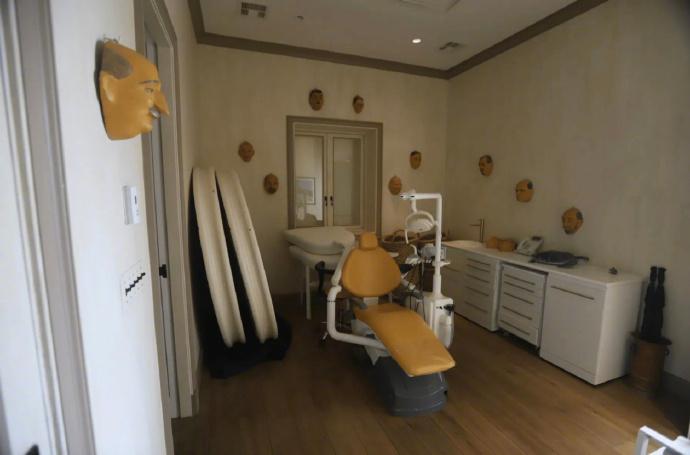 藏了这么久的“萝莉岛”终于露真容了！美国议员刚公开爱泼斯坦私人岛屿的照片视频，画