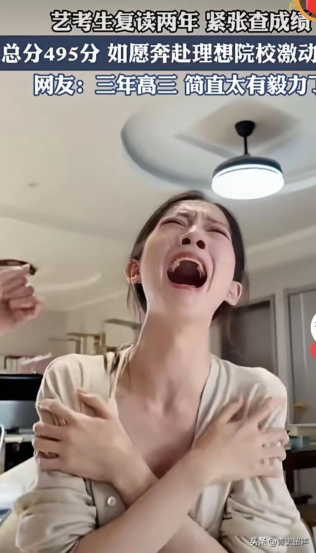 山东济宁，女生不敢自己查分，只能让妈妈帮忙，因为她已经复读两次，这是她第三次高考