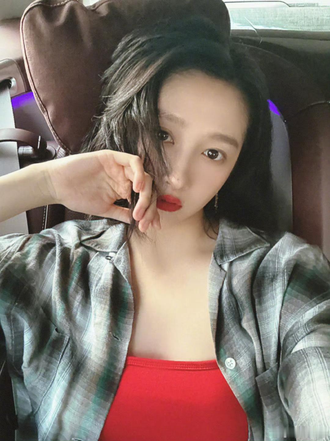 #关晓彤红唇黑发#太美了，黑发红唇红吊带，迷到我了姐姐[憧憬]，太美了[憧憬][