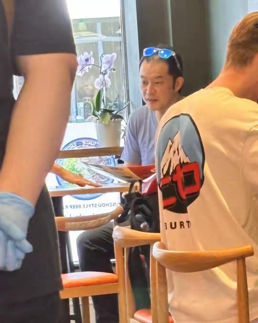 咱国内的教育水平也是顶顶好，
但明星们还是挤破脑袋把孩子往外送，
好像不送出去逼