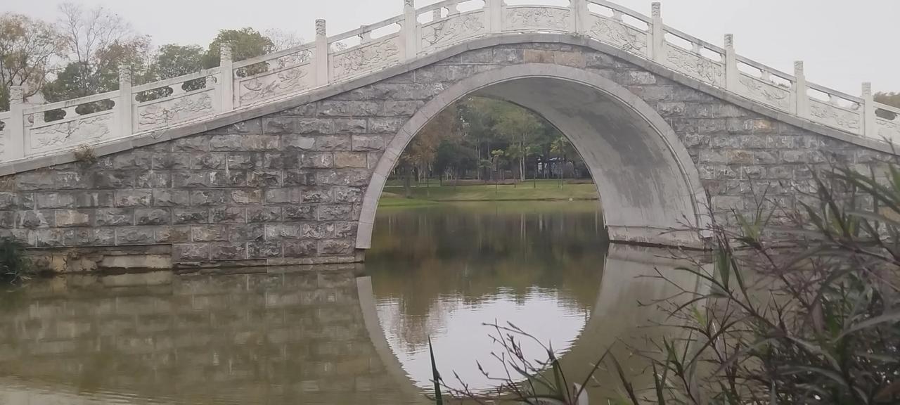 湖光山色，桥影倒映。
从孔远眺，水榭草青。