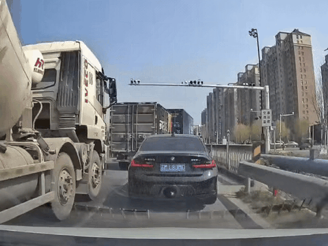 预判失误，硬是蹭掉了一层皮。