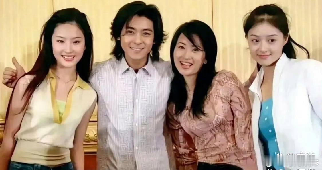 年轻时的刘亦菲和蒋欣在一起，感觉蒋欣比刘亦菲还要漂亮。 