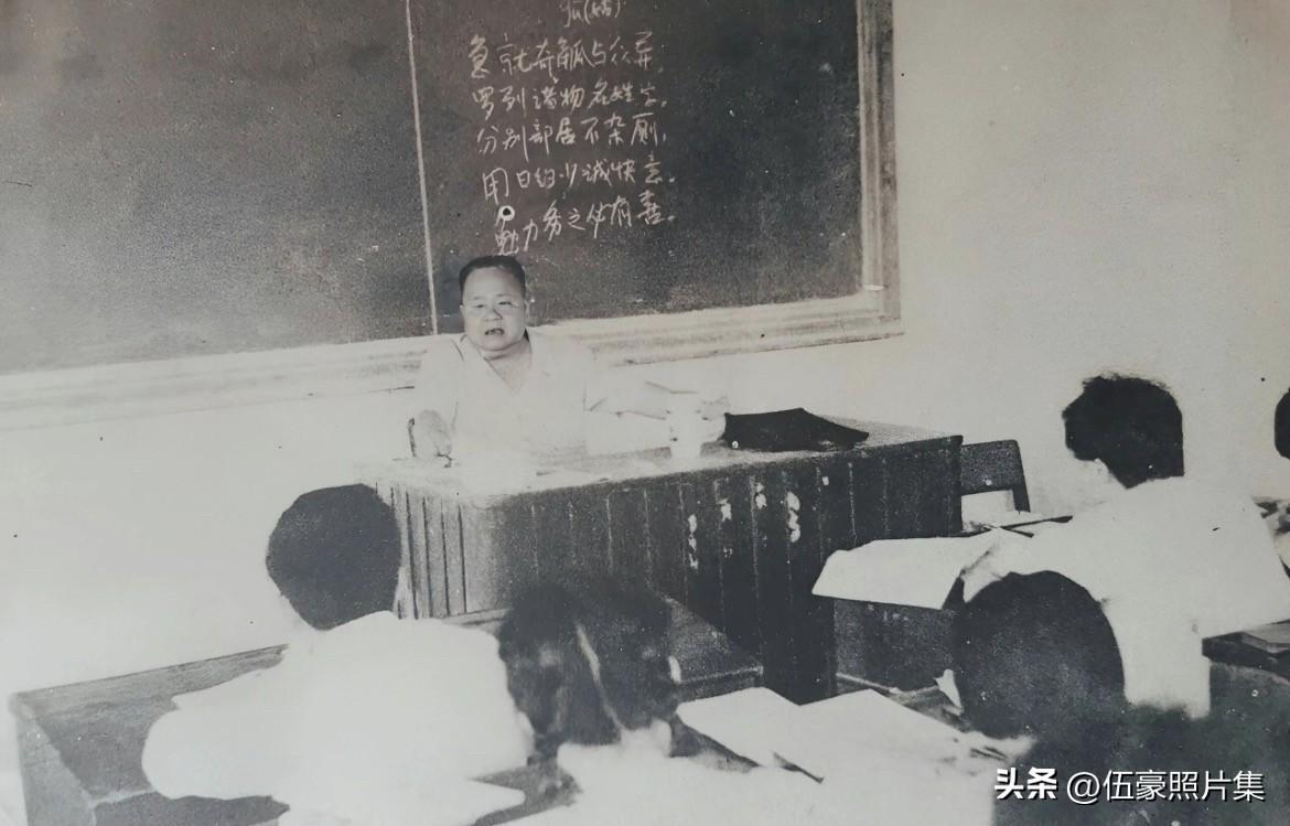 1977年，秦似教授在广西大学授课的老照片。秦似（原名王缉和），是著名语言学家王